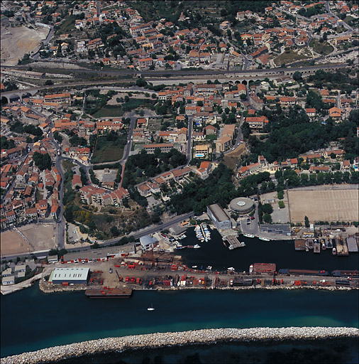 Vue aérienne du quartier de la Falaise et du bas des Piches, prise du sud en direction du nord : au premier plan la mer, la voie littorale, à gauche la montée Antoine-Castejon, à l'arrière-plan les voies ferrées.