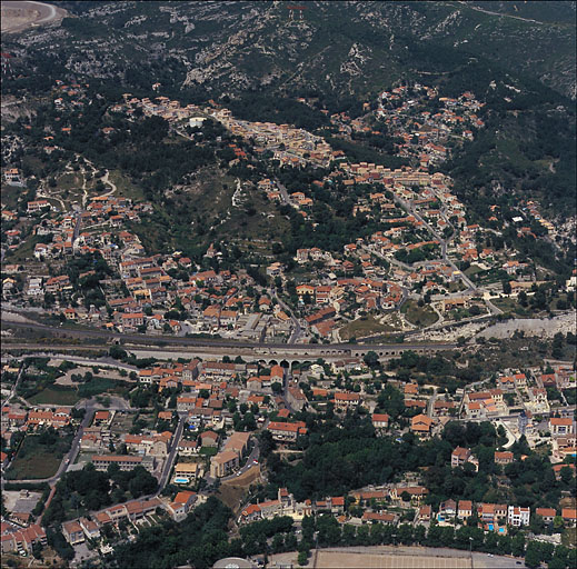 Vue générale des vallons de Piche et du Marinier, prise du sud en direction du nord, au-delà des voies ferrées. Au premier plan la voie littorale, et le quartier de la Falaise.