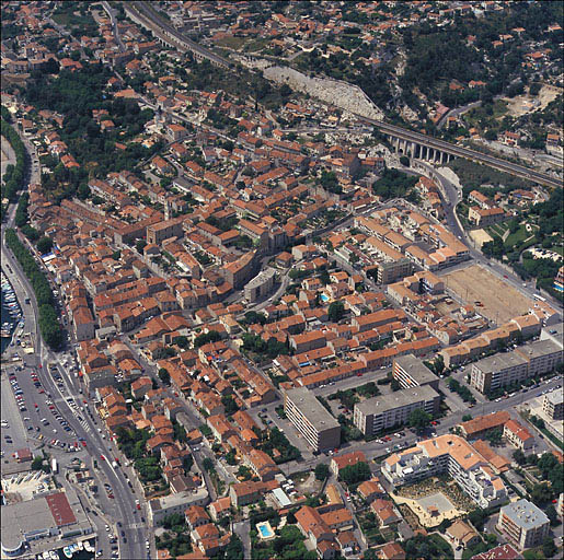 Vue aérienne du quartier dit de l'Estaque-Plage, prise de l'est en direction de l'ouest. A gauche le port et la voie littorale, à droite la résidence Saumaty, au lointain la voie ferrée et le viaduc du Marinier.