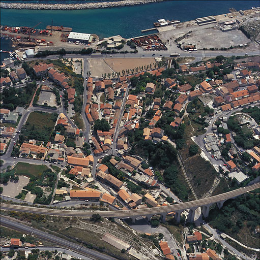 Vue aérienne du quartier des Riaux, prise du nord en direction du sud : au premier plan le viaduc des Riaux, au lointain le canal de Marseille au Rhône.
