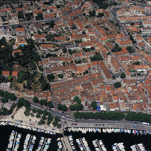 Vue aérienne du quartier de l'église, prise du sud en direction du nord : au premier plan la voie littorale, au lointain le chemin de la Nerthe.