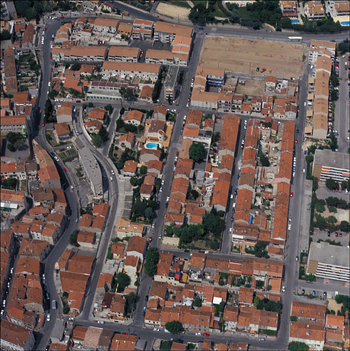 Vue aérienne sud-nord. A gauche le sous-lotissement Baudin, au centre le sous-lotissement Verne et en haut les îlots du sous-lotissement Rouvière (bidonville Pasteur) en cours de reconstruction.