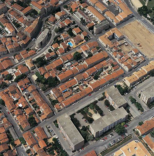 Partie ouest. Vue aérienne du secteur compris entre le boulevard Albin-Bandini et la rue Emile-Rouvière, prise du sud-est en direction du nord-ouest. Au premier plan, la résidence Saumaty occupe l'emplacement de l'ancienne tuilerie Pierre, démolie en 1970.