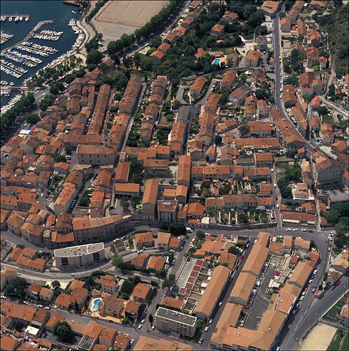 Vue aérienne, prise d'est en ouest.