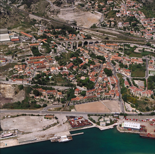 Vue aérienne générale du quartier des Riaux, prise du sud en direction du nord : au premier plan la voie littorale (RN 568b), au centre la courée Arnaud, à l'arrière-plan le viaduc des Riaux et le pont du Vallat des Riaux.