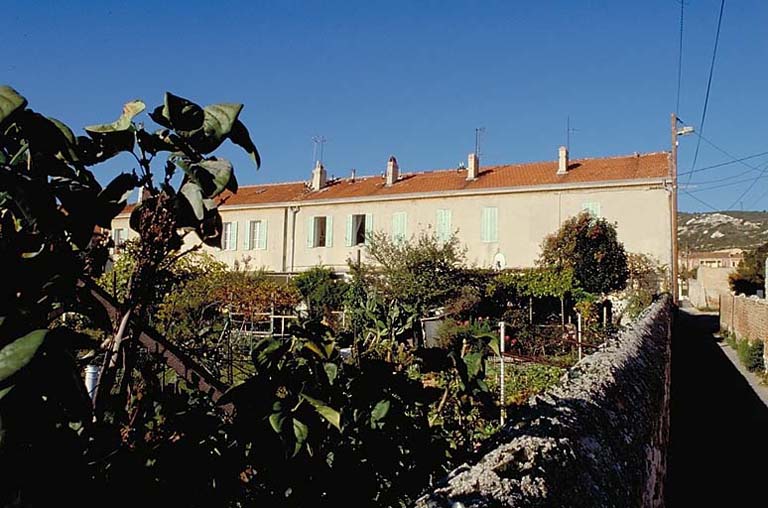 Vue des jardins et de l'immeuble depuis la traverse Va-à-la-mer.