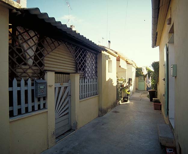 Vue générale de la cour depuis le portail d'entrée.