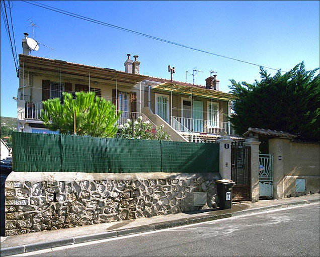 Vue générale, prise depuis la rue, clôture au premier plan.