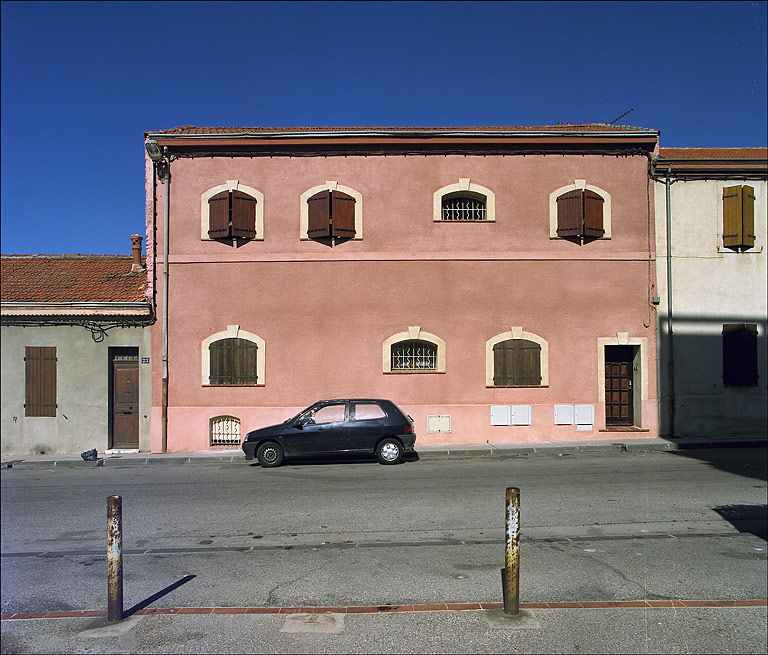 Maison, rue Emile-Rouvière (parcelle K 8). Vue générale de la façade prise depuis la rue.