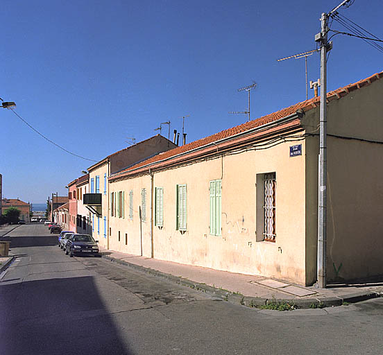 Vue générale de la façade est sur la rue Emile-Rouvière, dans l'alignement de l'îlot.