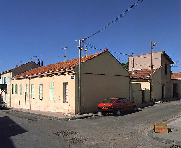 Vue générale prise depuis l'angle de la rue de la Redonne et de la rue Emile-Rouvière, portail d'entrée sur la rue de la Redonne.