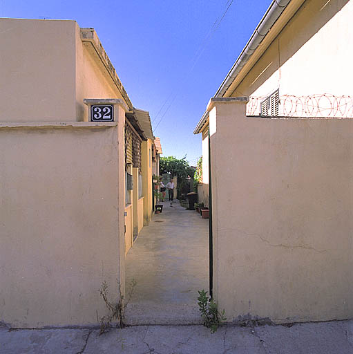 Cour commune vue depuis la rue de la Redonne, portail au premier plan.