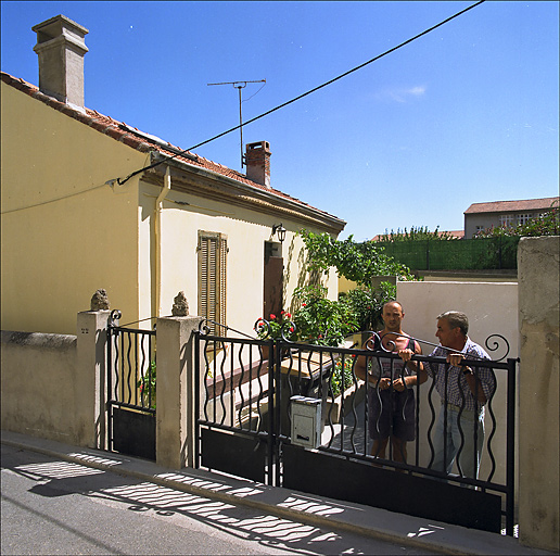 Fig. 28 - Maison, 22 traverse Léon Veray (parcelle K 287,450), construite en 1885 pour Louis Rouard, tuilier. Cette petite maison est de même module que les maisons de ville en rez-de-chaussée avec une baie de part et d'autre d'une porte centrale, mais elle est située perpendiculairement à la rue.