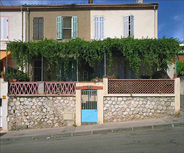 Maisons jumelées (K111 et 112), construites entre 1910 et 1915 pour J.B. Appolinaire, patron pêcheur. Vue des façades sud et du mur de soutènement formant clôture sur le boulevard Farrenc, portail commun aux deux maisons.