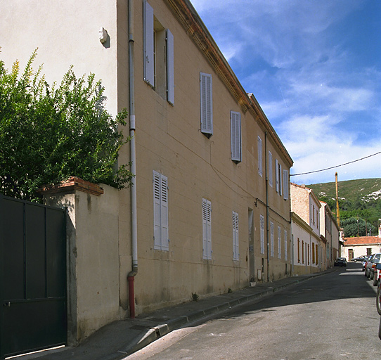 Vue générale de la façade, prise du sud.