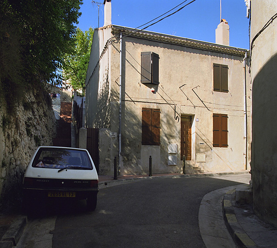 Vue de la façade sud de la maison numéro 46, de type 3, à l'angle de la rue Druilhe et du passage du Pataclet.