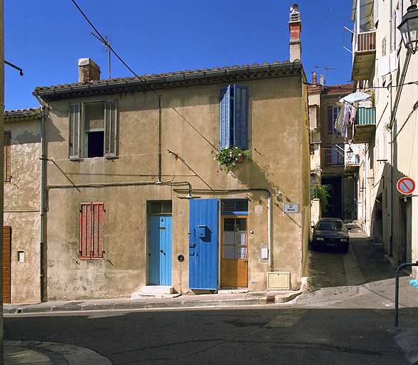 Vue générale de la façade sud de la maison numéro 24, de type 1, à l'angle de la rue Druilhe et du passage du Fielas.