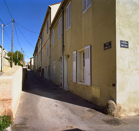 Vue de la rue Jumelles, côté sud, prise depuis l'angle de la traverse Mistral en direction de la place Malleterre.
