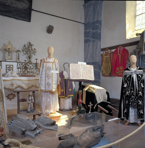 Vue générale de la chapelle (Christ en croix, chasuble, lutrin)