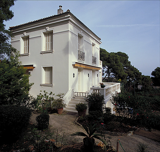 Maison: vue perspective des façades sud-est et sud-ouest.