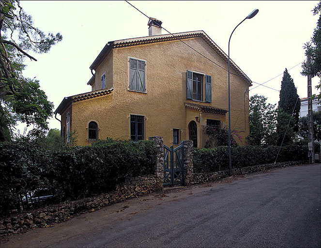 Fig. 77   Vue densemble dune villa régionaliste avec façade couverte dun enduit rugueux colorée située sur le mur pignon.