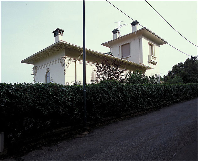 Vue d'ensemble de la façade ouest. ; Fig. 29      Vue partielle dune villa qualifiée déclectique surmontée dune tour aménagée en belvédère.