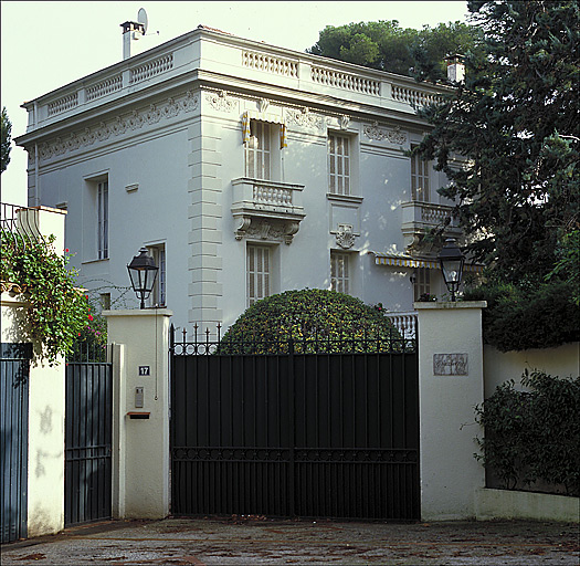 Vue perspective des façades sud et  ouest avec portail au premier plan de la Villa Graziella. ; Fig. 19    Vue densemble dune villa qualifiée déclectique avec un plan carré.