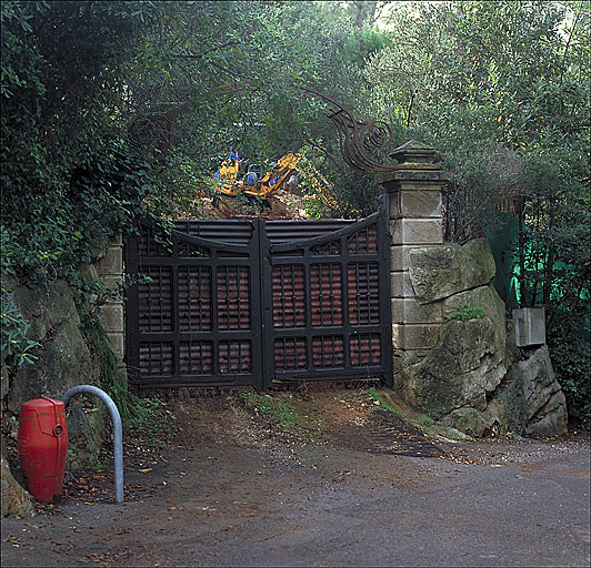 Maison: vue d'ensemble du portail est.