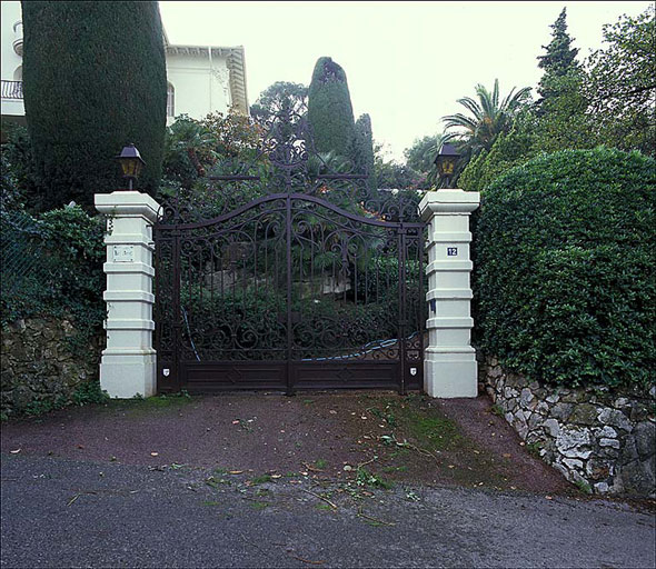 Vue d'ensemble du portail de la villa Bel Abri. ; Fig. 175    Vue densemble du portail dune villa qualifiée de bourgeoise.