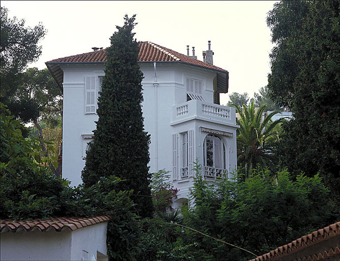 Vue d'ensemble de la façade est.