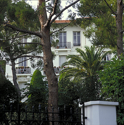 Vue partielle de la façade est de la Villa Les Bruyères.