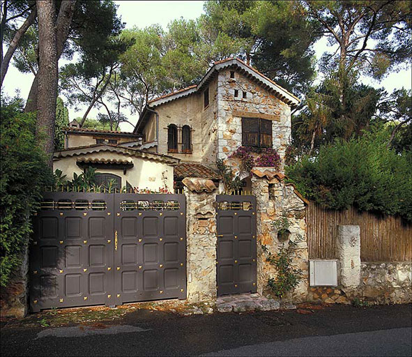 Fig. 78  Vue densemble dune villa qualifiée de régionaliste avec une façade dissymétrique parementée en moellons.