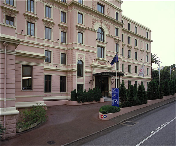 Vue partielle de la façade nord de l'Hôtel Royal-Riviera, depuis le nord-est.