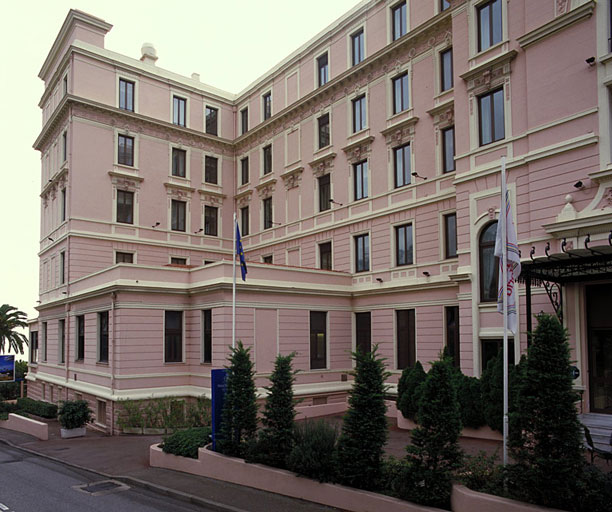 Vue partielle de l'aile nord-est de l'Hôtel Royal-Riviera, depuis le nord-ouest.