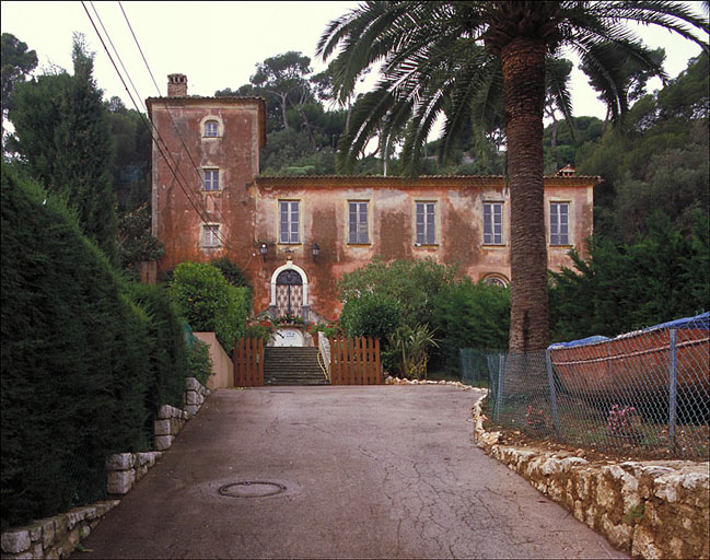 Vue d'ensemble de la façade est.
