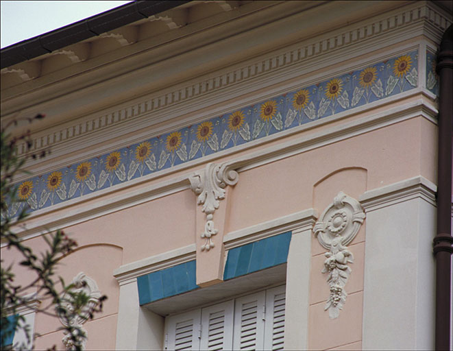 Villefranche-sur-Mer, villa Mona. Frise peinte au niveau de l'entablement, sur la façade est.