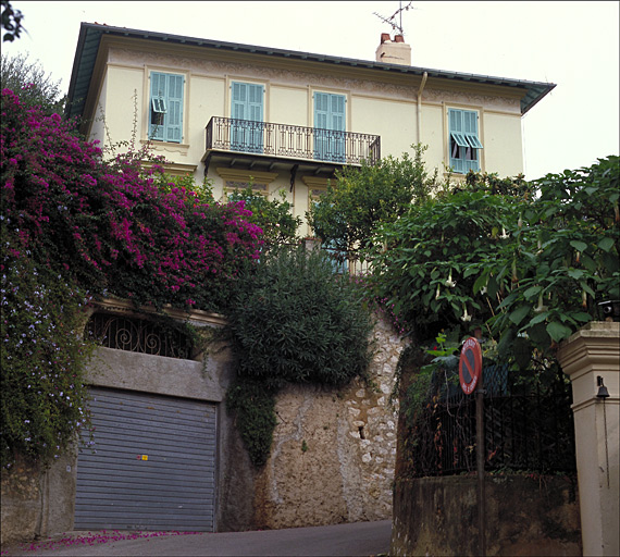 Vue d'ensemble de la façade est.