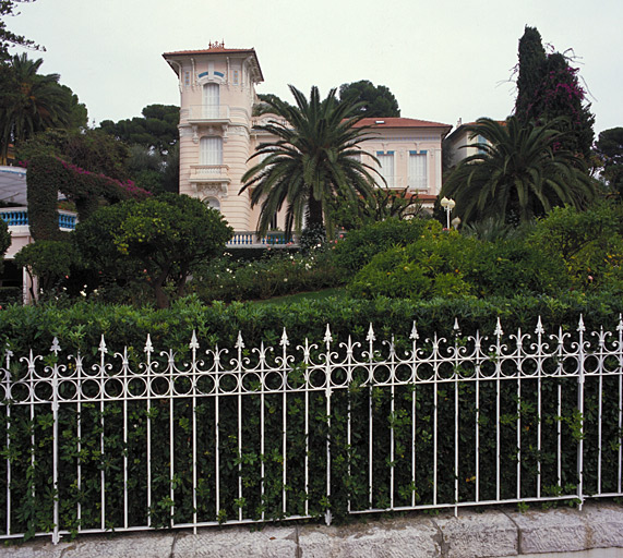 Vue d'ensemble de la façade ouest de la villa Mona.