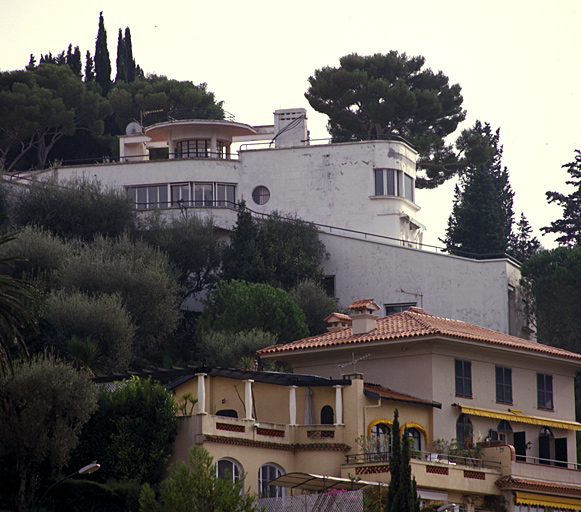 Fig. 134    Vue densemble dune villa qualifiée de moderne.