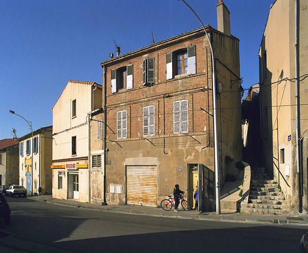 Immeuble, boulevard Roger-Chieusse (parcelle Estaque K 245), construit en 1865 pour Marius Isnardon, pêcheur. Vue générale de la façade à trois fenêtres.