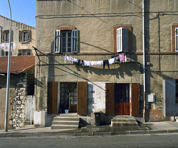 Immeubles, 96, 98 boulevard Roger-Chieusse (parcelle Estaque K238) construits entre 1857 et 1868 pour Noël Carvin, tuilier. Détail de la façade : rez-de-chaussée et premier étage de la première travée sud.