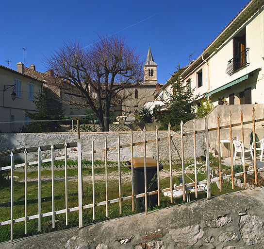Vue en enfilade des jardins en lanière du lotissement situé entre le tronçon nord de la traverse de Port-de-Bouc, la place Malleterre et la montée des Ecoles.