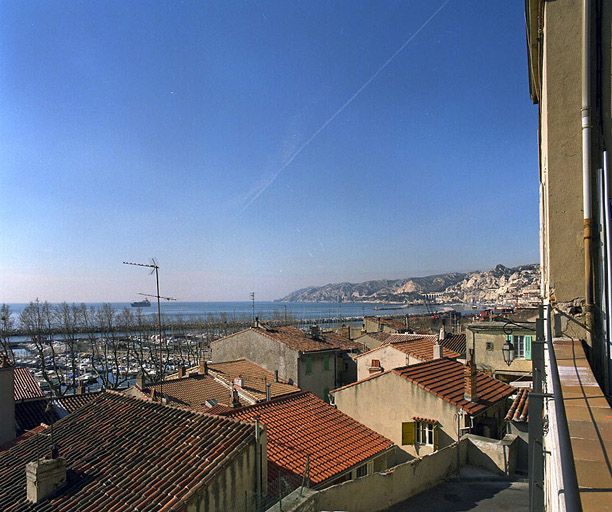 Vue du secteur de l'ancien hameau, en direction de Corbières, depuis la terrasse de la place Malleterre.