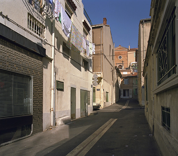 Rue Muette, actuellement des Scaphandriers. Vue en enfilade depuis la Plage de l'Estaque. Au fond, en contre-haut, l'église.