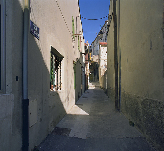 Rue de la Rascasse. Vue en enfilade depuis l'angle de la rue Martial-Reynaud, en direction du nord.