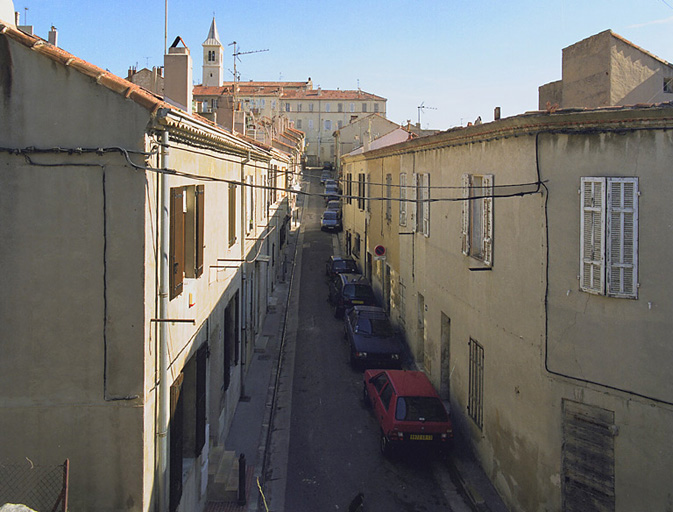 Vue en enfilade de la rue Druilhe depuis le mur de soutènement du jardin Mistral, en direction de la place Malleterre.