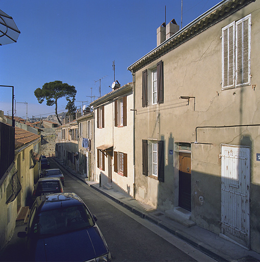 Vue en enfilade à mi-hauteur, en direction de la traverse Mistral. Au premier plan, la maison du numéro 22-24, de type 1.