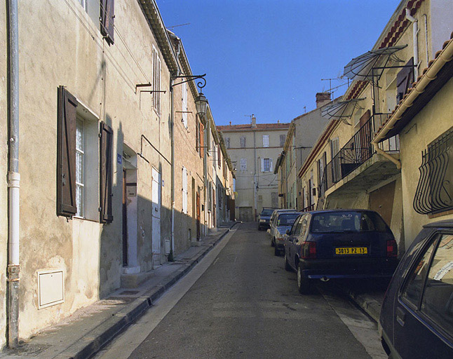 Vue en enfilade de la rue Druilhe depuis l'angle du passage du Pataclet, en direction de la place Malleterre.