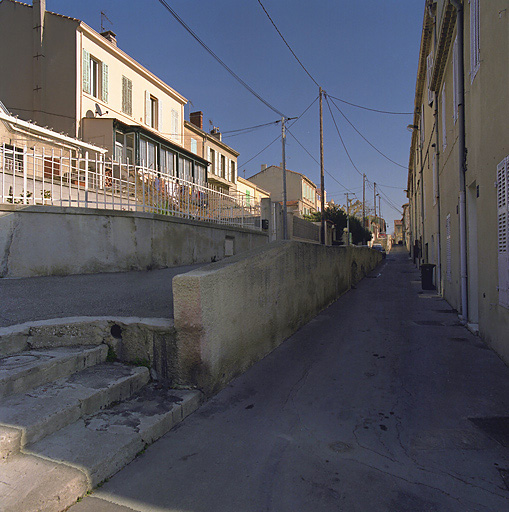 Vue générale de l'alignement des maisons coté pair (îlot nord), prise depuis l'angle de la traverse Mistral.
