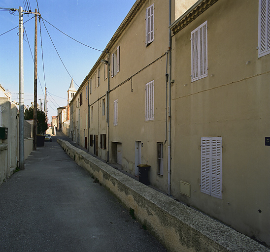 Maisons en série (L 59 à 62, 64 à 66, 193 à 195). Vue générale des façades nord, prise depuis l'angle de la traverse Mistral.